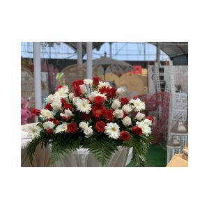 Centro difunto rosas rojas