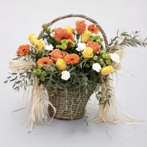 Cesta. De flores variadas